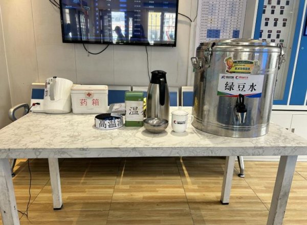 实盘配资网站 青岛“爱心候车室”升级 为市民撑起夏日“清凉伞”